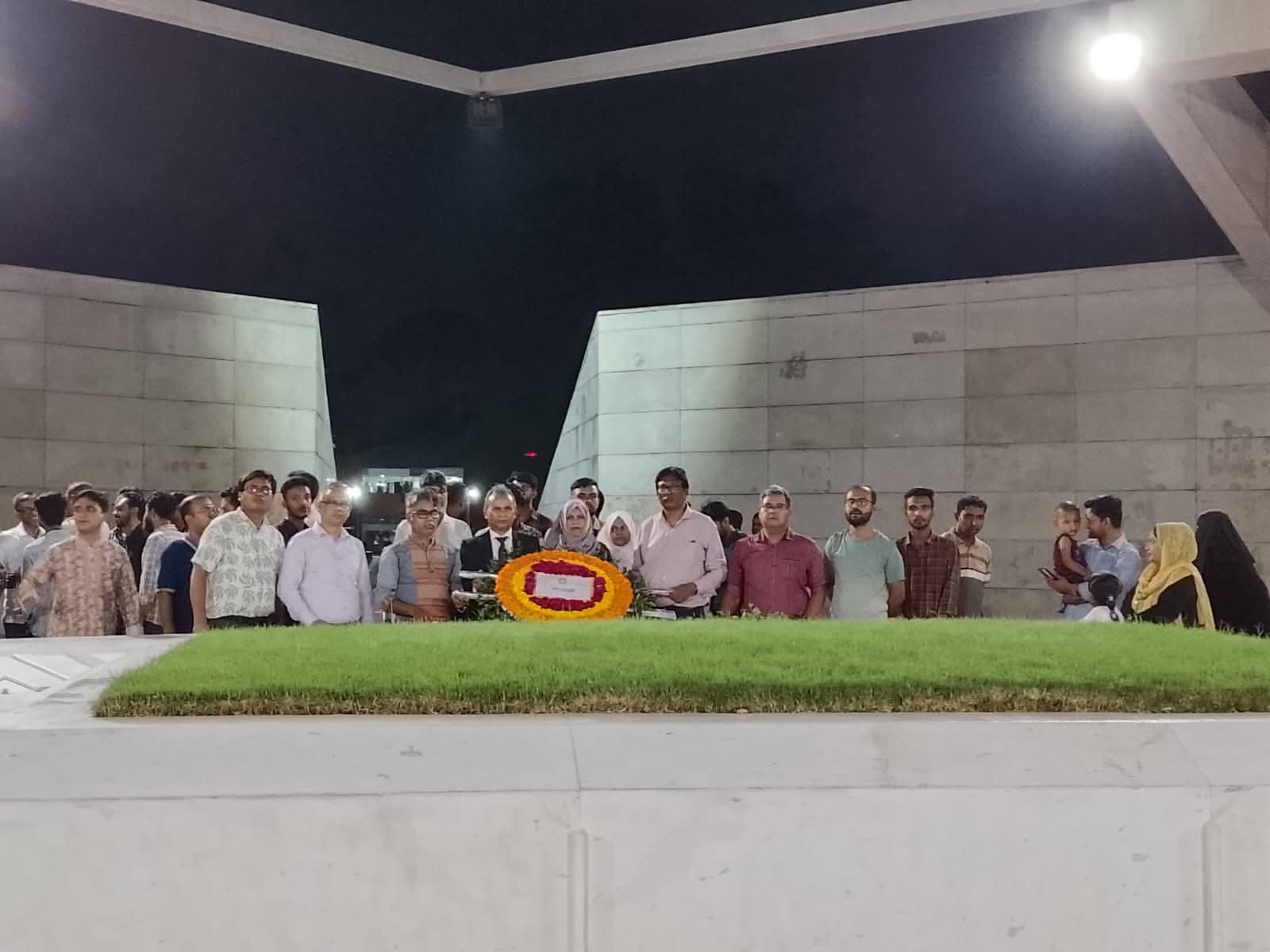 নজরুল বিশ্ববিদ্যালয়ের নবনিযুক্ত উপাচার্যের শহিদ জিয়া ও বেগম জিয়ার সমাধিতে শ্রদ্ধা নিবেদন