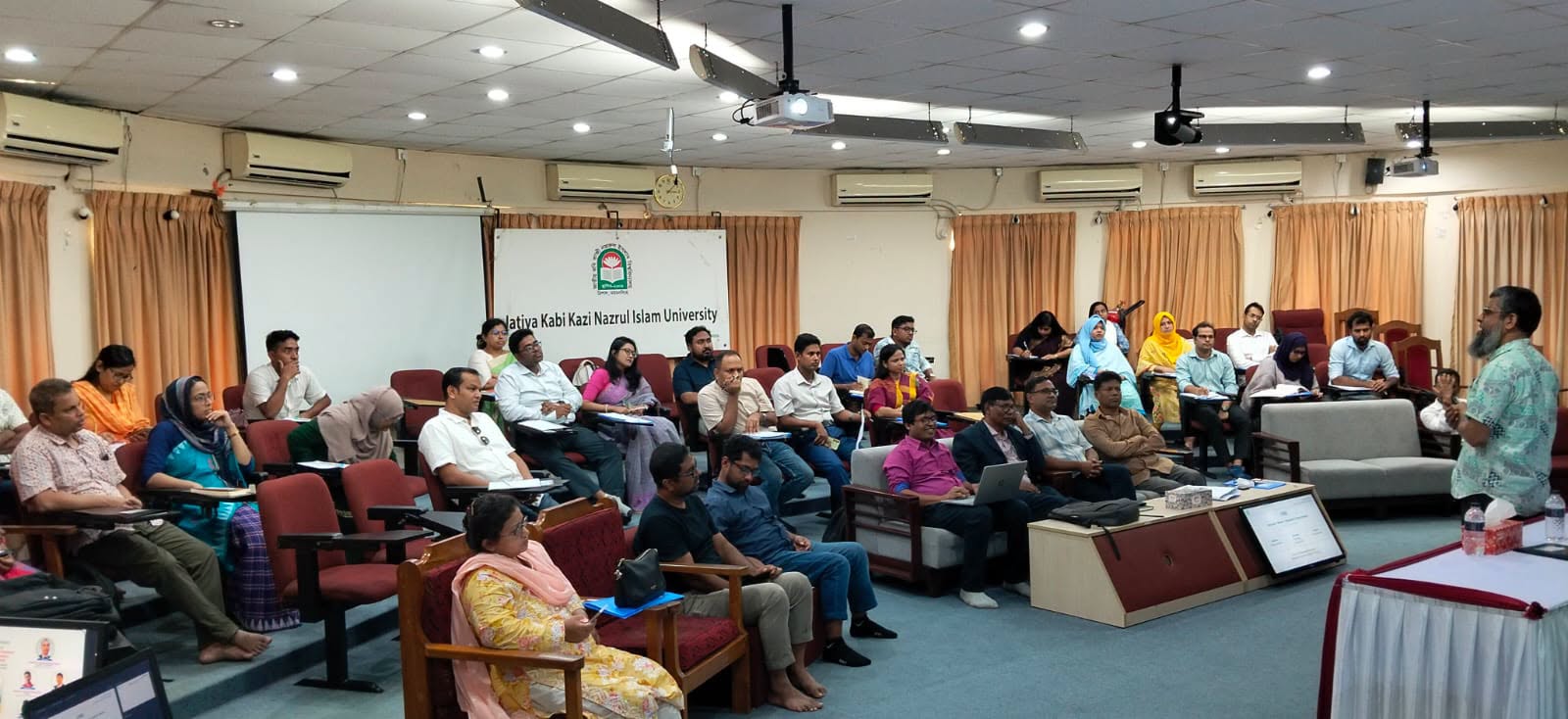 নজরুল বিশ্ববিদ্যালয়ে ‘Implementing OBE in Social Sciences: A Practical Guide to Outcomes, Alignment & Assessment’ শীর্ষক প্রশিক্ষণ কর্মসূচি অনুষ্ঠিত