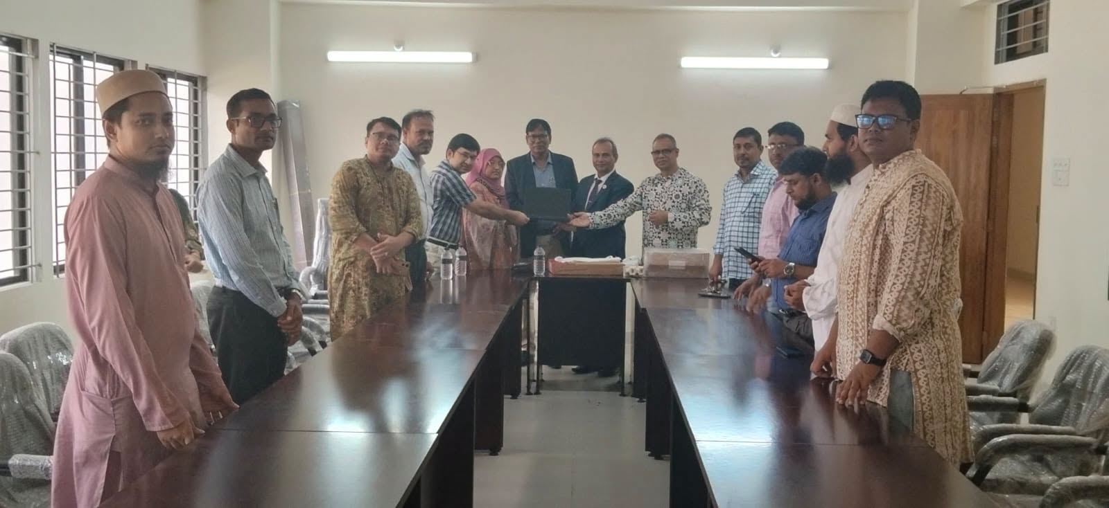 নজরুল বিশ্ববিদ্যালয়ের স্কুল এন্ড কলেজে আধুনিক শিক্ষা উপকরণ প্রদান করলেন উপাচার্য প্রফেসর ড. মোহাম্মদ মোশারফ হোসেন